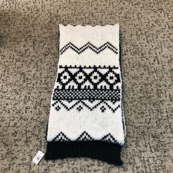 Old Navy White & Black Print Knitted Scarf - Picture 1 of 5